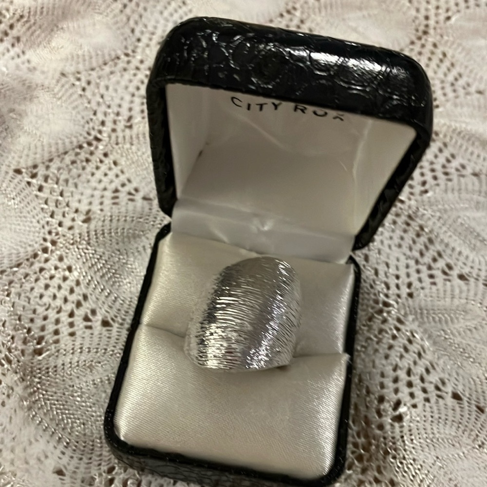 Ladies, beautiful new size 6 ring, retail value $18 comes in gift box